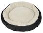 Rond huisdierbed met een crèmekleurige pluizige binnenkant en een zwarte buitenkant.