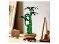 Bamboeplant van bouwstenen op een houten tafel met decoratieve items.