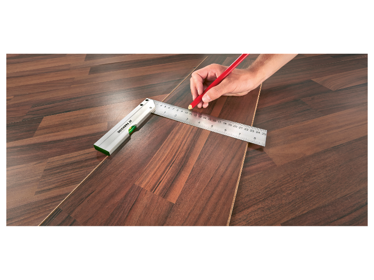 Een Parkside waterpas en liniaal worden gebruikt om een laminaatvloer te meten.