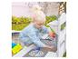 Kind speelt met een houten modderkeuken met zand en water