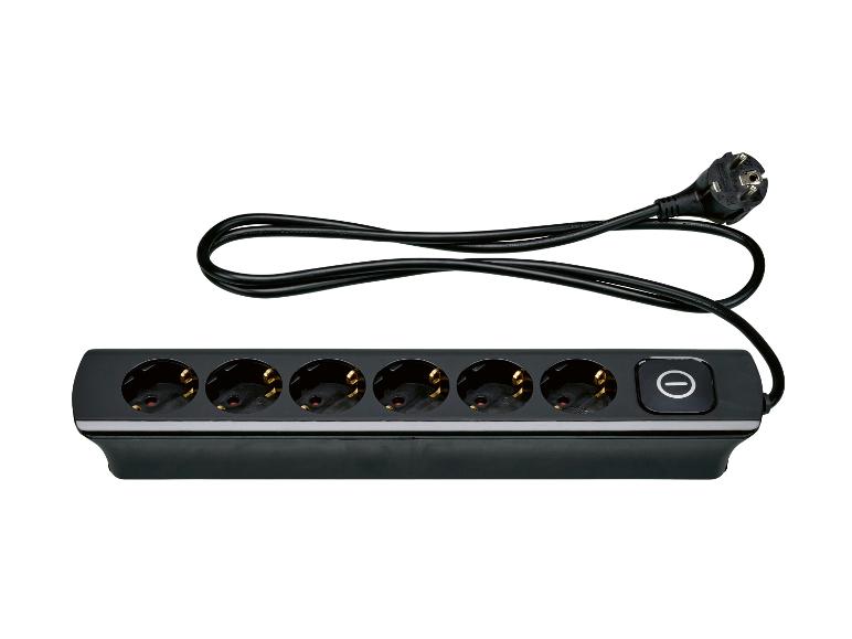 Zwarte stekkerdoos met zes stopcontacten en aan/uit-schakelaar.