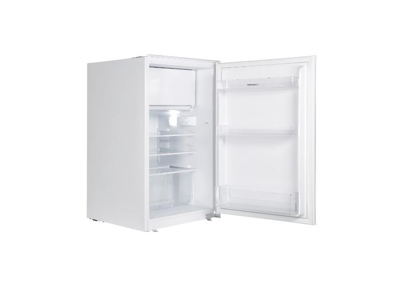 Open witte koelkast met vriesvak en planken.
