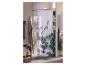 Badkamer met douchegordijn met eucalyptusbladeren, handdoeken en badmat.