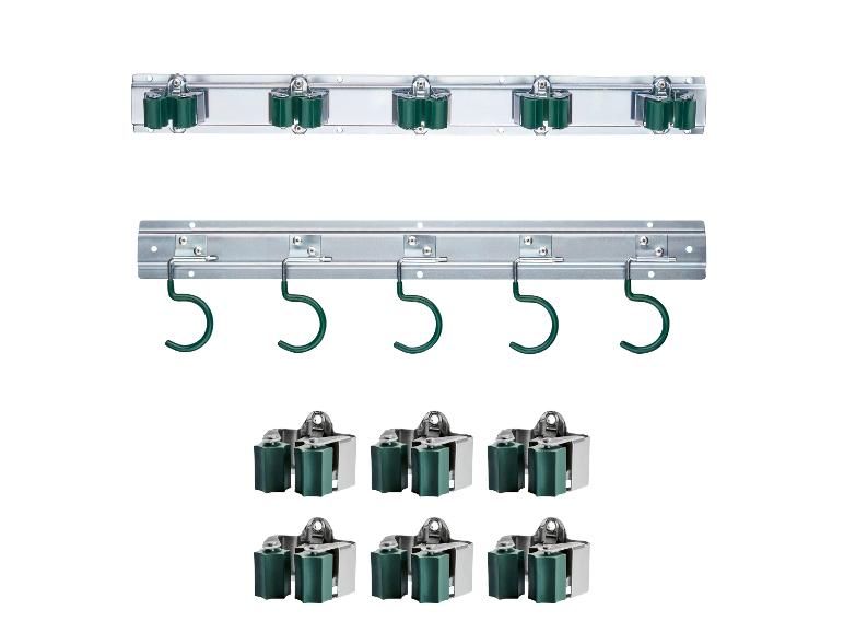 Een wandrek met haken en houder voor moppen.