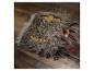 The Noble Collection Monsterboek der Monsters grote pluche knuffel op een houten achtergrond