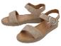 Dames beige sandalen met metalen gesp en plateauzool