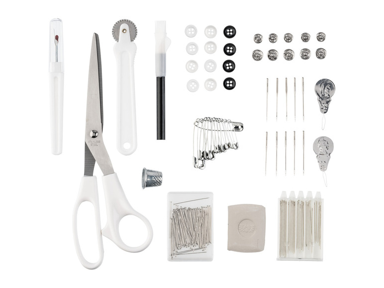 Naaiset met schaar, knopen, spelden en naalden.