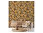 Woonkamer met junglebehang, houten dressoir, geweven vloerkleed en stoel.