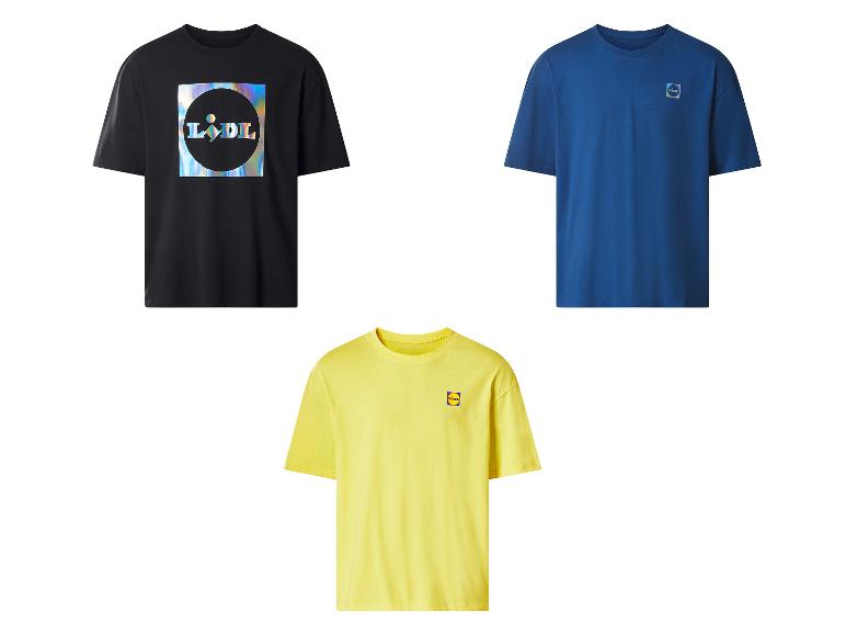 Drie Lidl T-shirts: zwart met holografisch logo, blauw en geel met klein logo