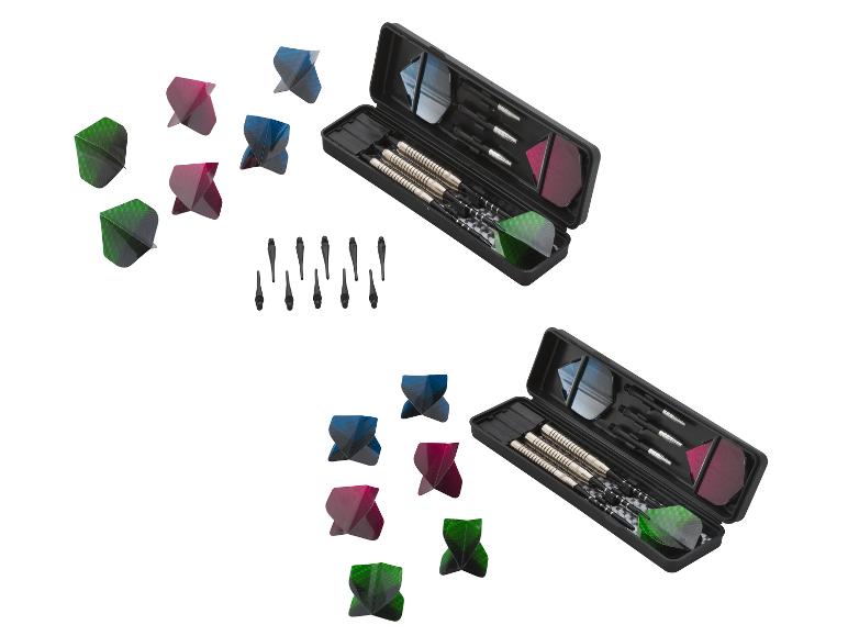 Drie sets darts met verschillende kleuren vliegers in een zwarte draagtas.