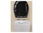 Zwarte toiletbril met soft-close scharnier op een wit keramisch toilet.