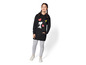 Een meisje draagt een zwarte hoodie met Snoopy erop en grijze leggings.