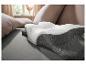 LIVARNO® Premium nekkussen met wit gewatteerd bovendeel en grijs gaas op een bed.