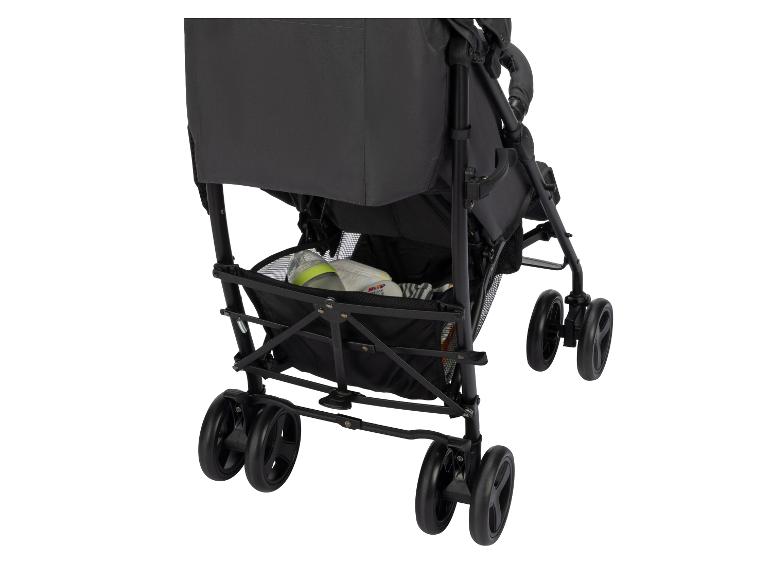 Zwarte kinderwagen met fles en luiers in de mand