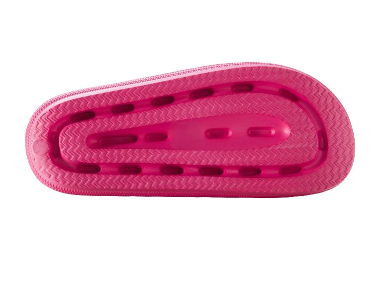 Roze slippers, zool met zigzagpatroon.