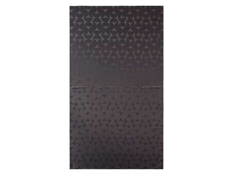Zwarte tafelkleed met geometrisch patroon.