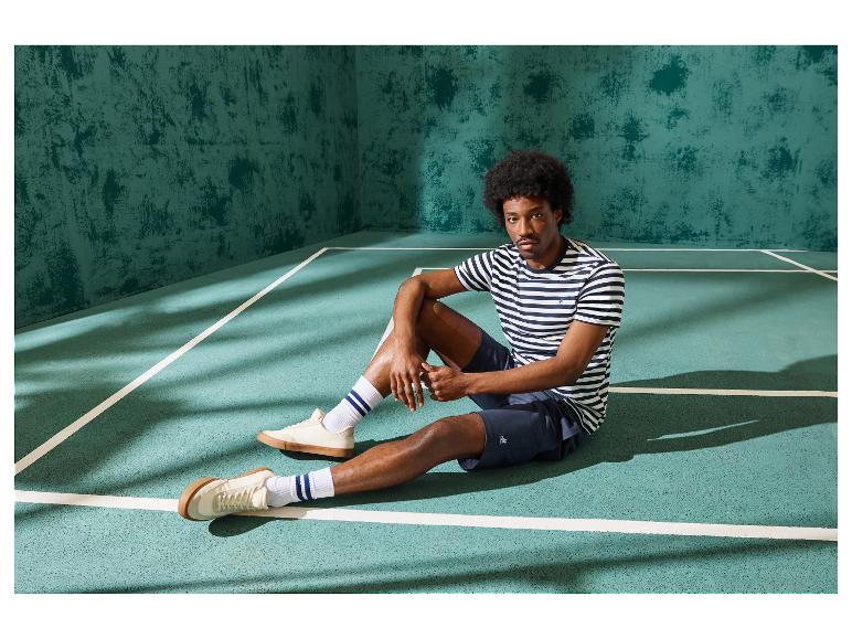 Man in ESMARA MEN x U.S. Grand Polo vrijetijdsshort op een tennisbaan.