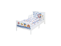 Wit kinderbed met tekenfilmfiguren en gestreept dekbed.