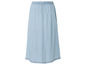 Een lichtblauwe denim rok met elastische tailleband.