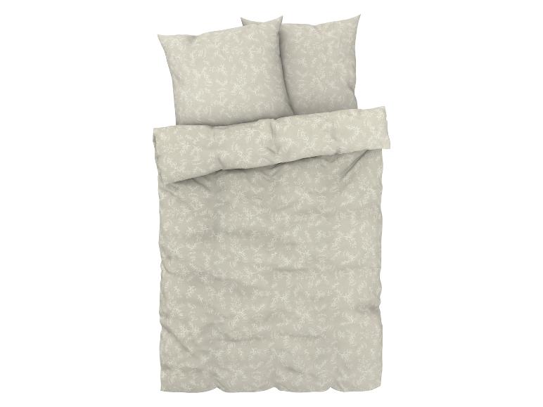 Beige dekbedovertrek met wit bloemenpatroon.