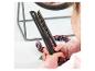 Iemand die een Dyson haarstyler vasthoudt.
