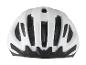 Een witte fietshelm met ventilatieopeningen en reflecterende strips.