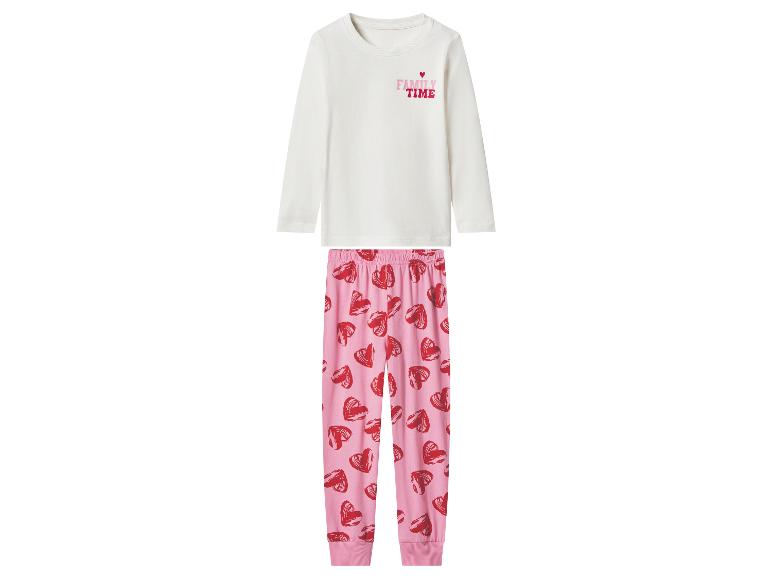 Pyjama met shirt met lange mouwen en broek met hartjespatroon, tekst 'FAMILY TIME' op het shirt.