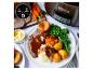 Een Crock-Pot slowcooker met een bord gebakken rundvlees, aardappelen, groenten en Yorkshire pudding.