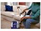 Bissell SpotClean Mini vlekkenreiniger op een bank met een kat en een persoon