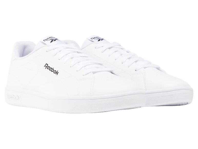 Paar witte lage sneakers met witte veters en zwarte tekst aan de zijkant.