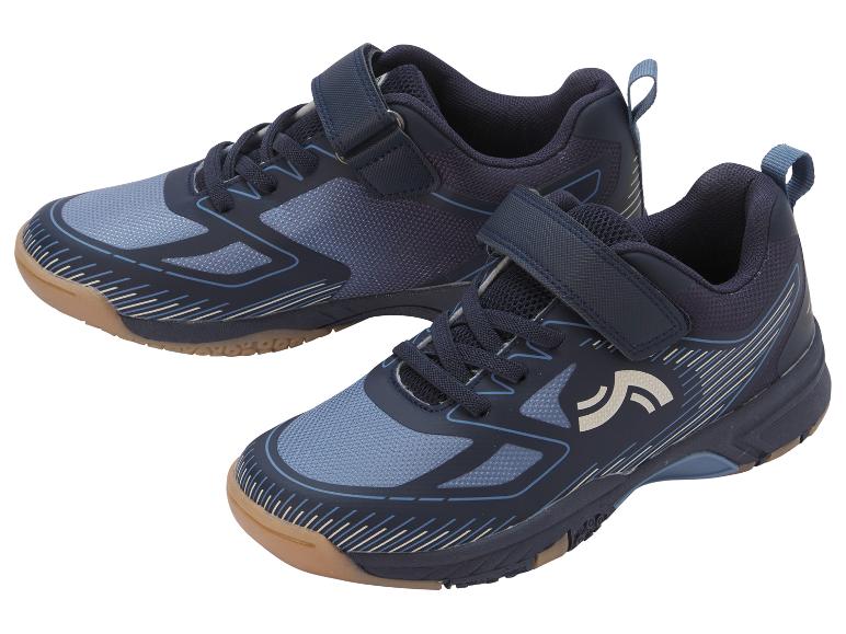 Een paar blauwe sportschoenen met mesh details en klittenbandsluiting.
