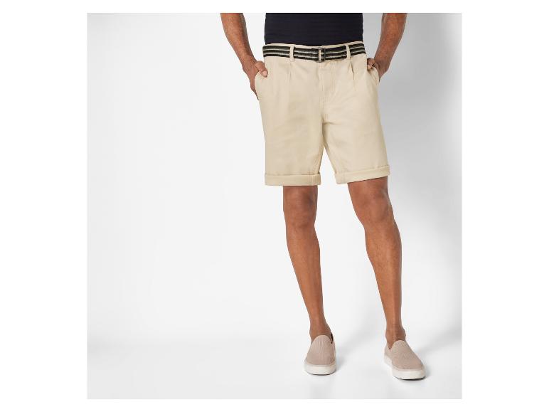 Beige shorts en schoenen voor heren.