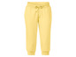 Gele joggingbroek met trekkoord.