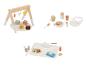 Houten babygym, voedingsset en aankleedkussen met accessoires.