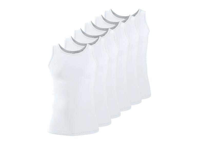 Zeven witte heren tanktops met grijze halslijnen, diagonaal gerangschikt