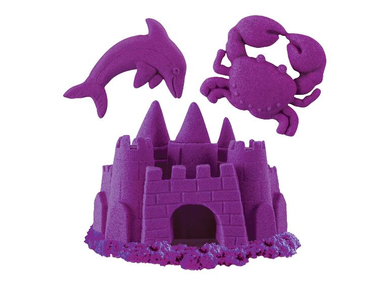 Paars zandkasteel met een dolfijn en een krab.