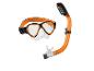 Oranje duikmasker en snorkel op een witte achtergrond.