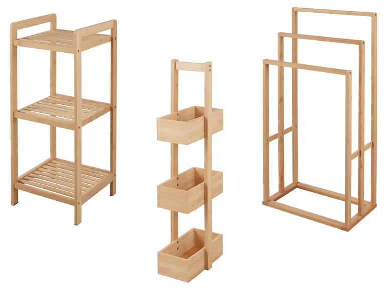 Drie houten badkamerrekken met planken en manden.