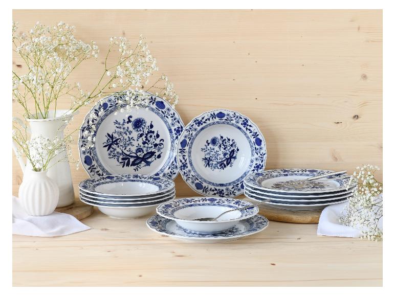 Blauw-wit gedessineerd serviesset met borden en kommen, versierd met gipskruid.