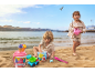 Twee kinderen spelen met zandspeelgoed, waaronder een ijsemmer en gieter, op het strand.