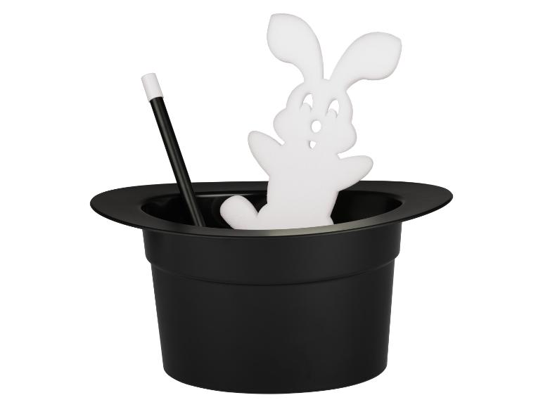 Zwarte goochelhoed met toverstaf en wit konijn