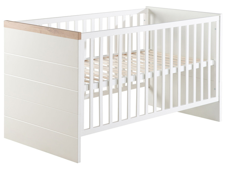 Witte babybed met houten panelen.