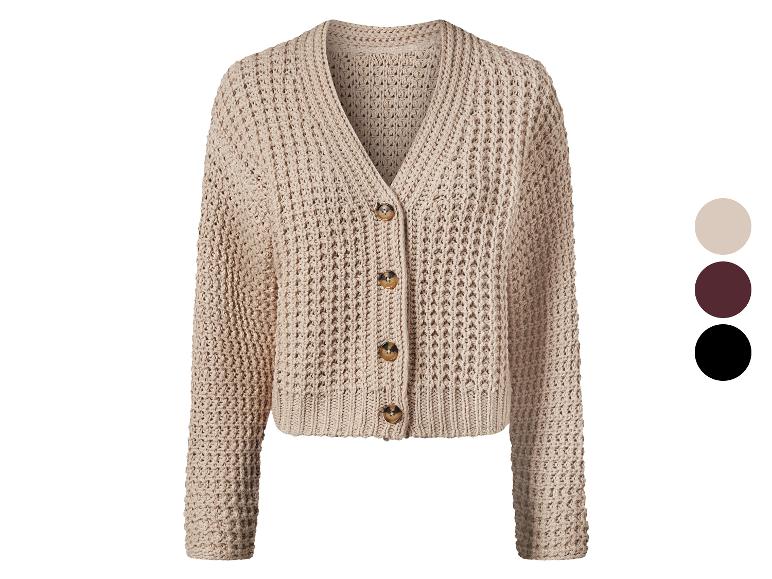 Lichtbeige gebreide cardigan met houten knopen.