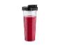 Transparante blenderfles met rode smoothie en zwarte deksel, op een witte achtergrond.