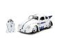 Witte auto en robot met blauwe details op een witte achtergrond.
