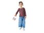 Een jong meisje in een shirt met lange mouwen en jeans houdt een speelgoedcamera vast.