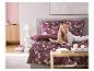 LIVARNO® microvezel-satijnen beddengoed met bloemenpatroon in een gezellige slaapkamer.