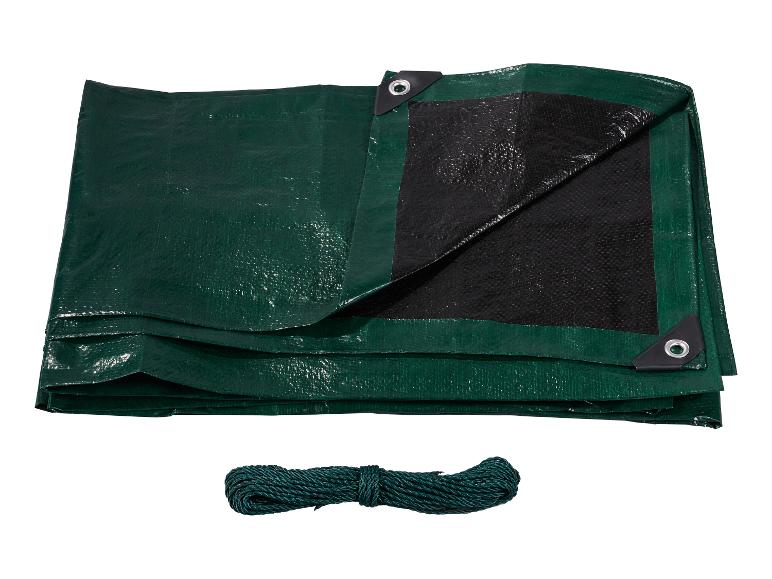 Opgevouwen groen zeil met zwarte onderkant en zeilringen, met een opgerold groen touw.