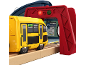 Geel-zwarte speelgoedmetrotrein, die een rode stationsboog met een U4-bord binnenrijdt.