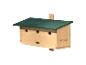Houten vogelhuisje met groen dak en drie ingangsopeningen.